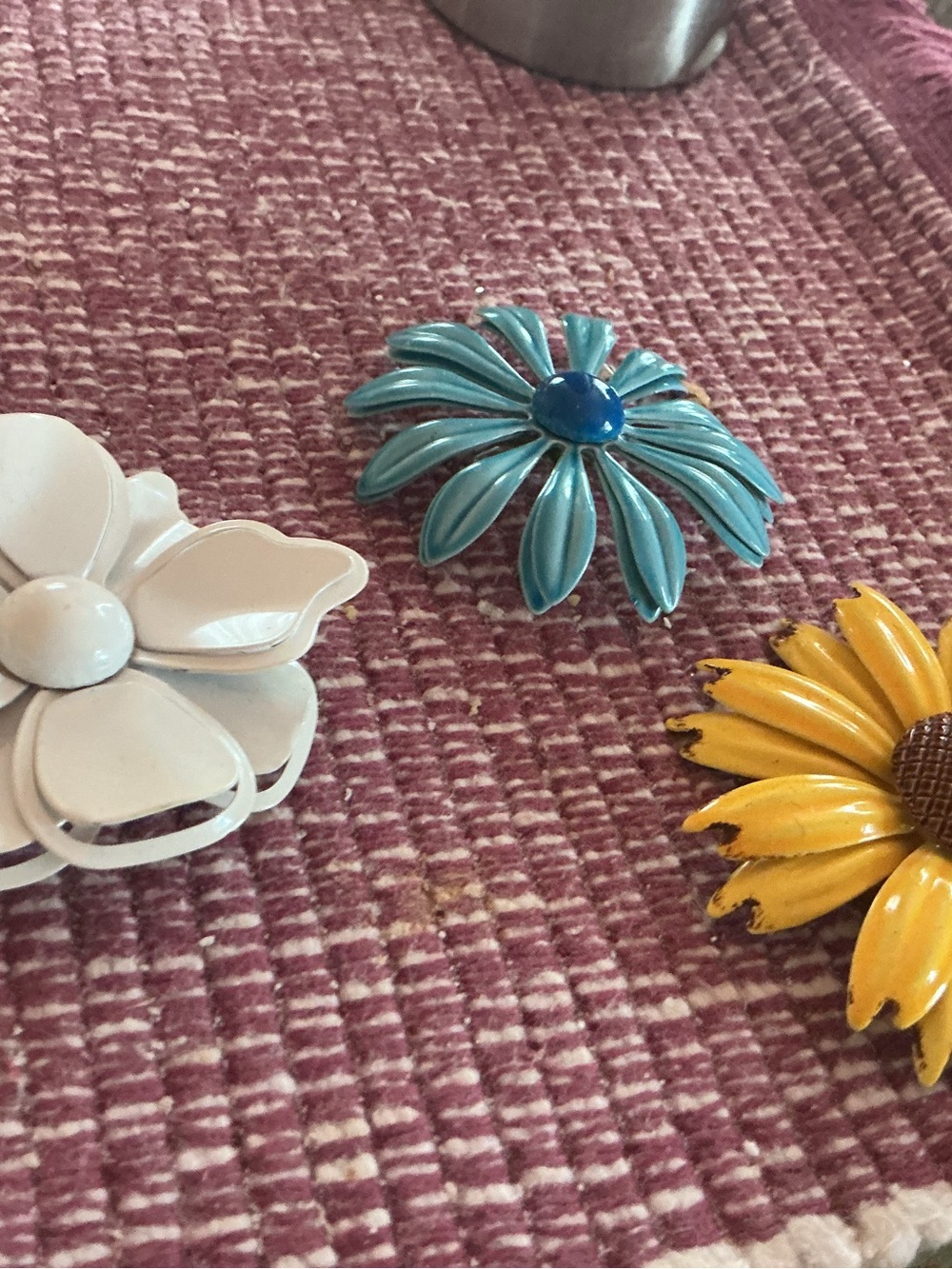 Vintage daisy sunflower pins..euc